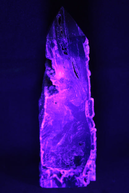 Druzy geode Sphalerite obelisk 957g in UV light