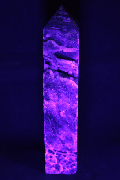 Druzy geode Sphalerite obelisk 957g in UV light