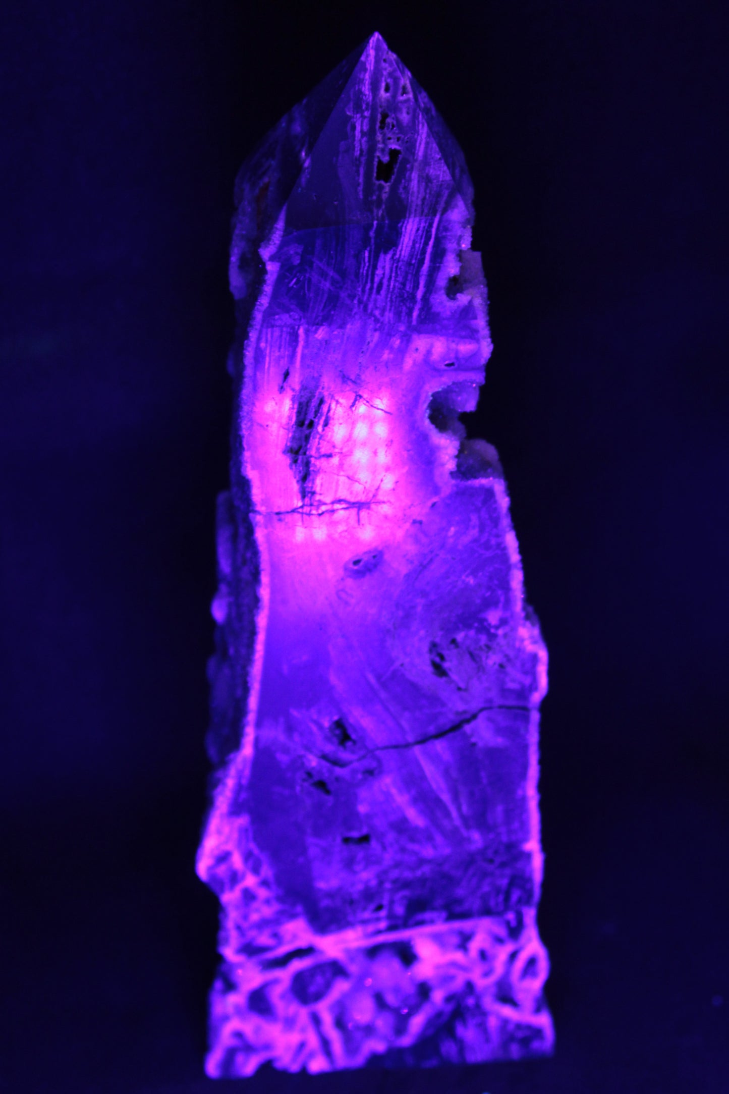 Druzy geode Sphalerite obelisk 957g in UV light