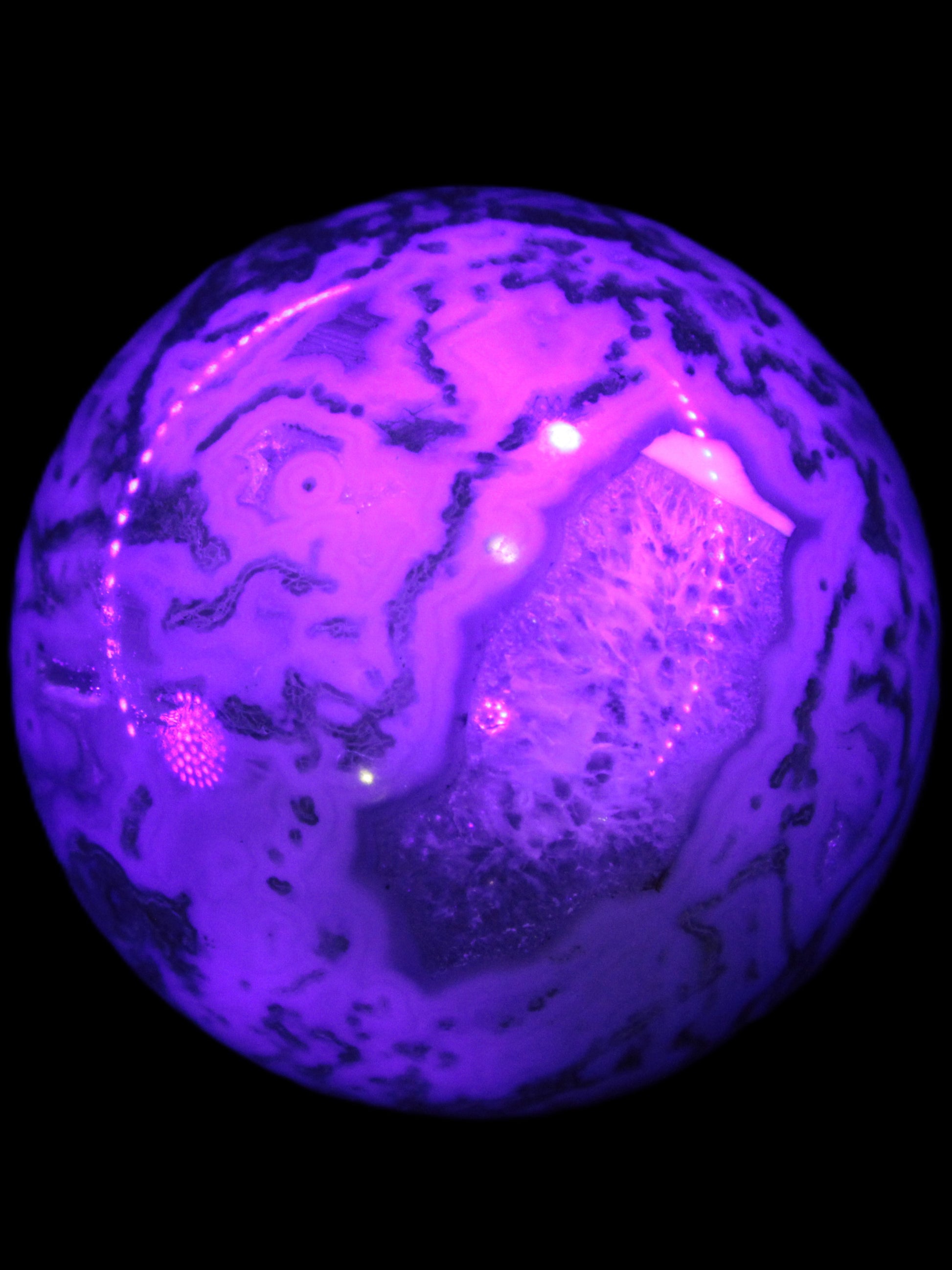 Moss Agate sphere 335g in UV light