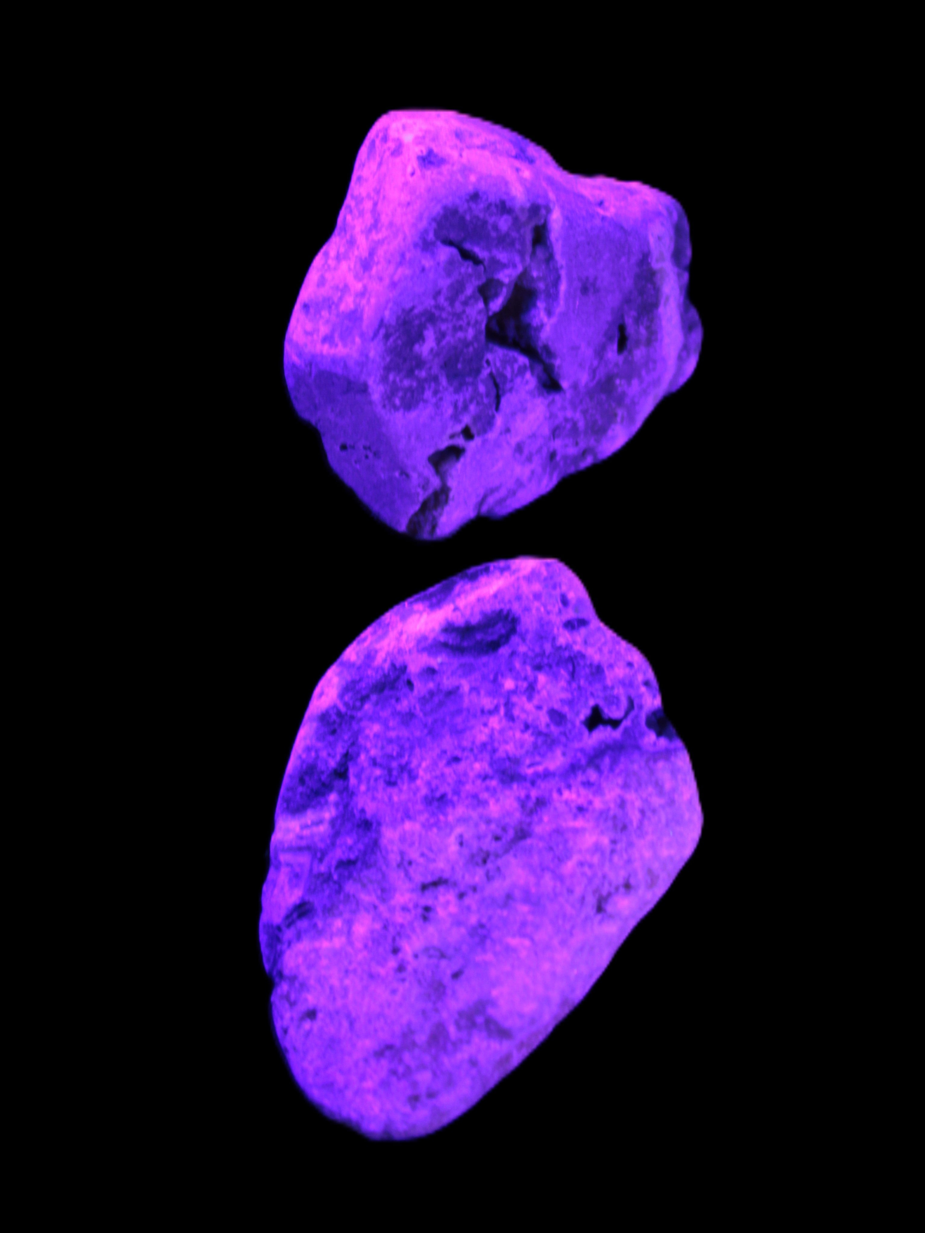 Bumblebee Jasper stones 36.5g in UV light