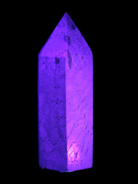 Coral Agate wand 68mm 45.7g in UV light