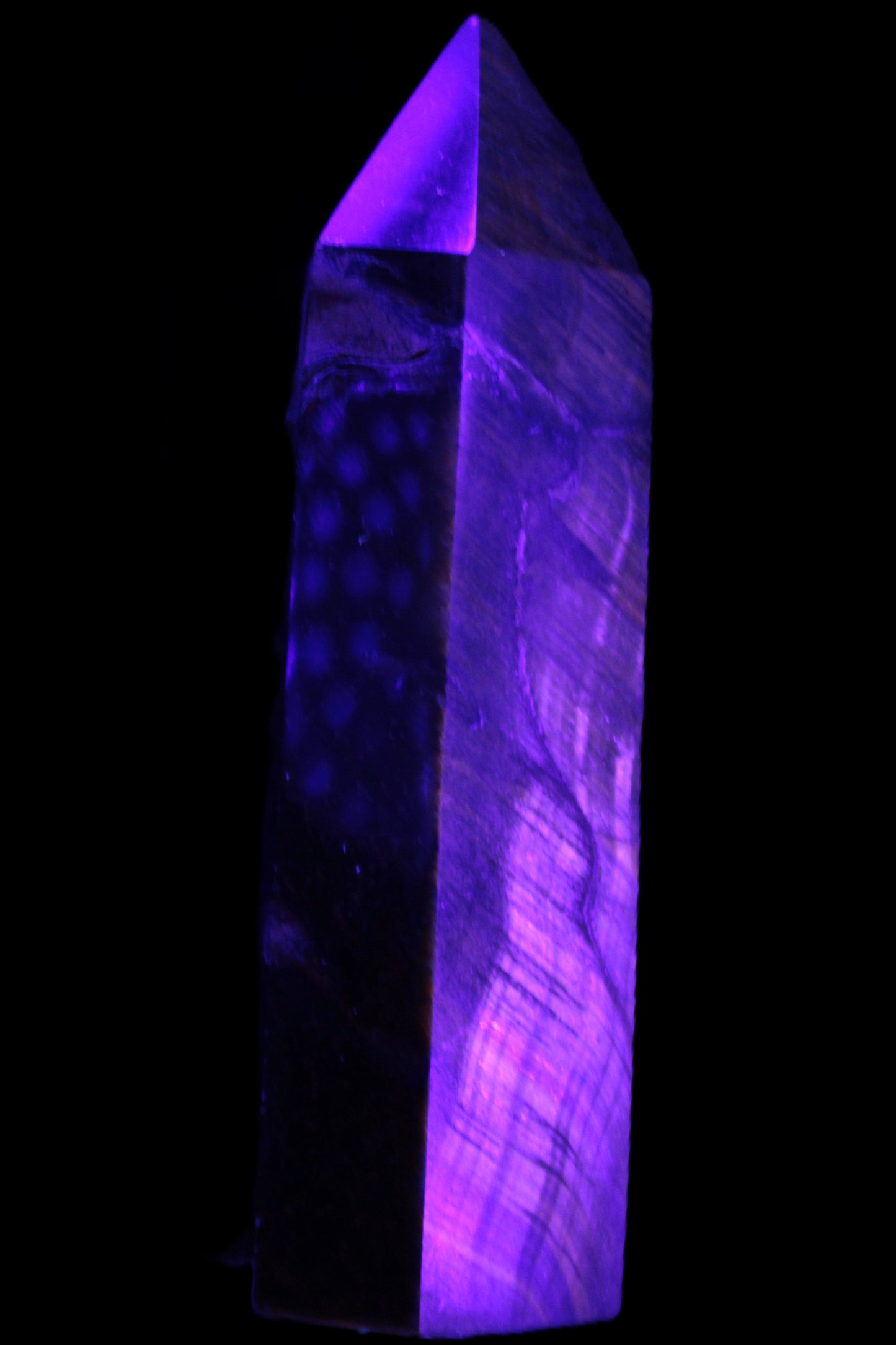 Blue Tigers Eye wand 68mm 67.9g in UV light