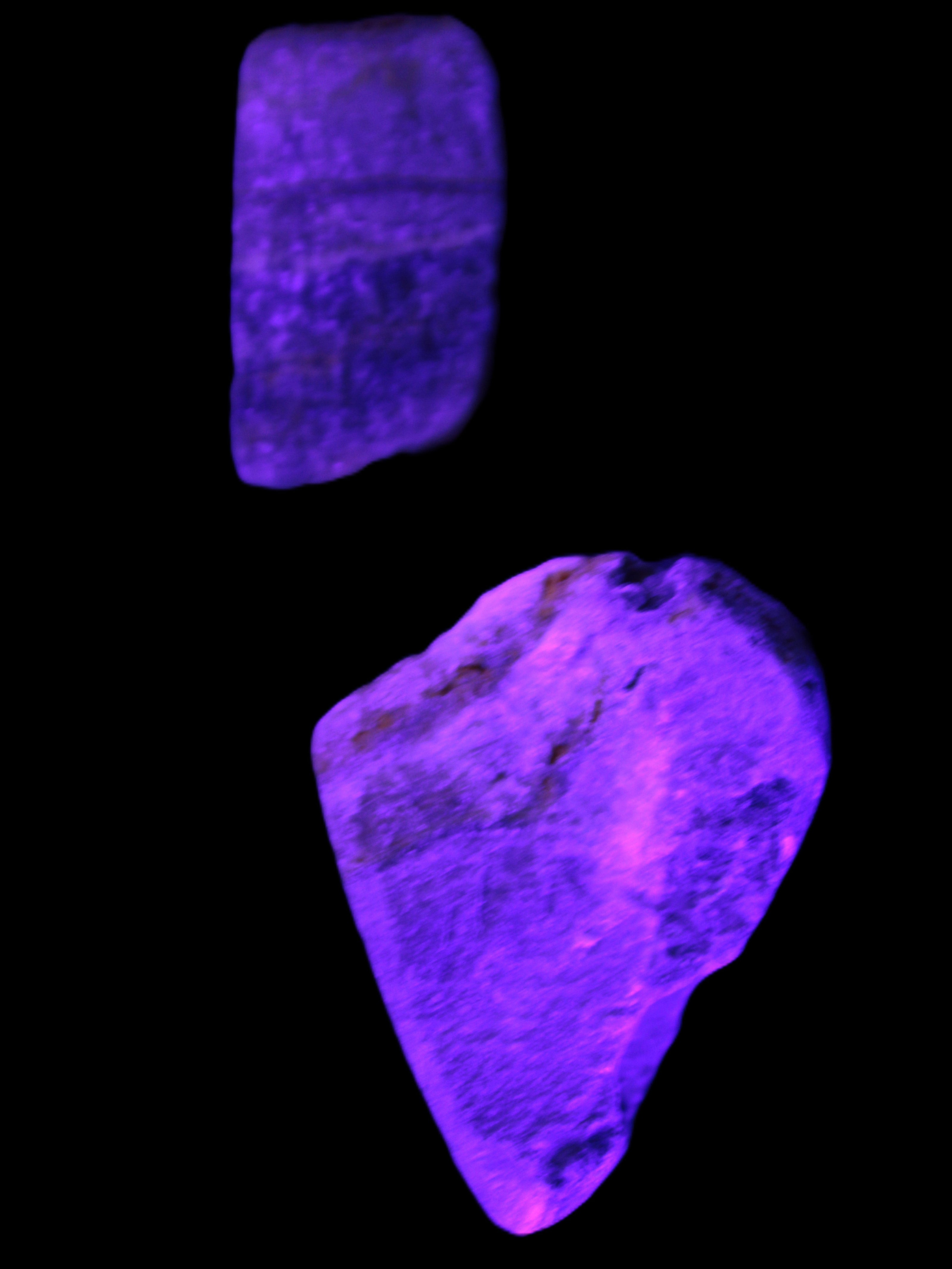 Bumblebee Jasper stones 40g in UV light