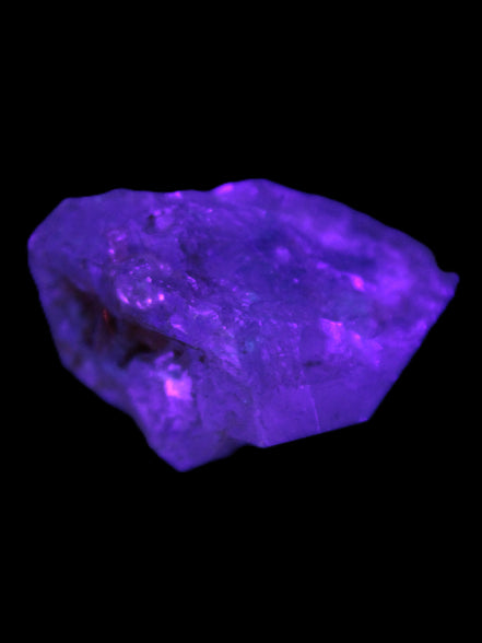 Fenster Crystal with hydrocarbons 32mm 13.8g in UV light
