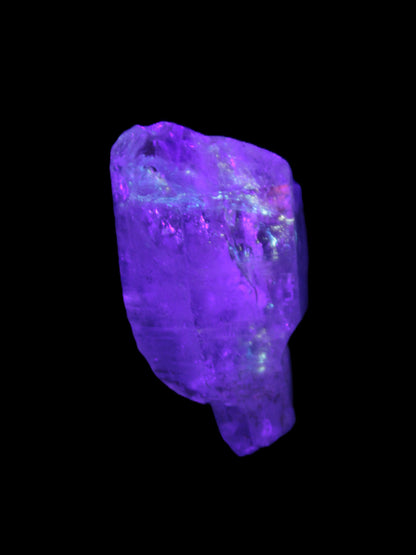 Fenster Crystal with hydrocarbons 34mm 11.6g in UV light