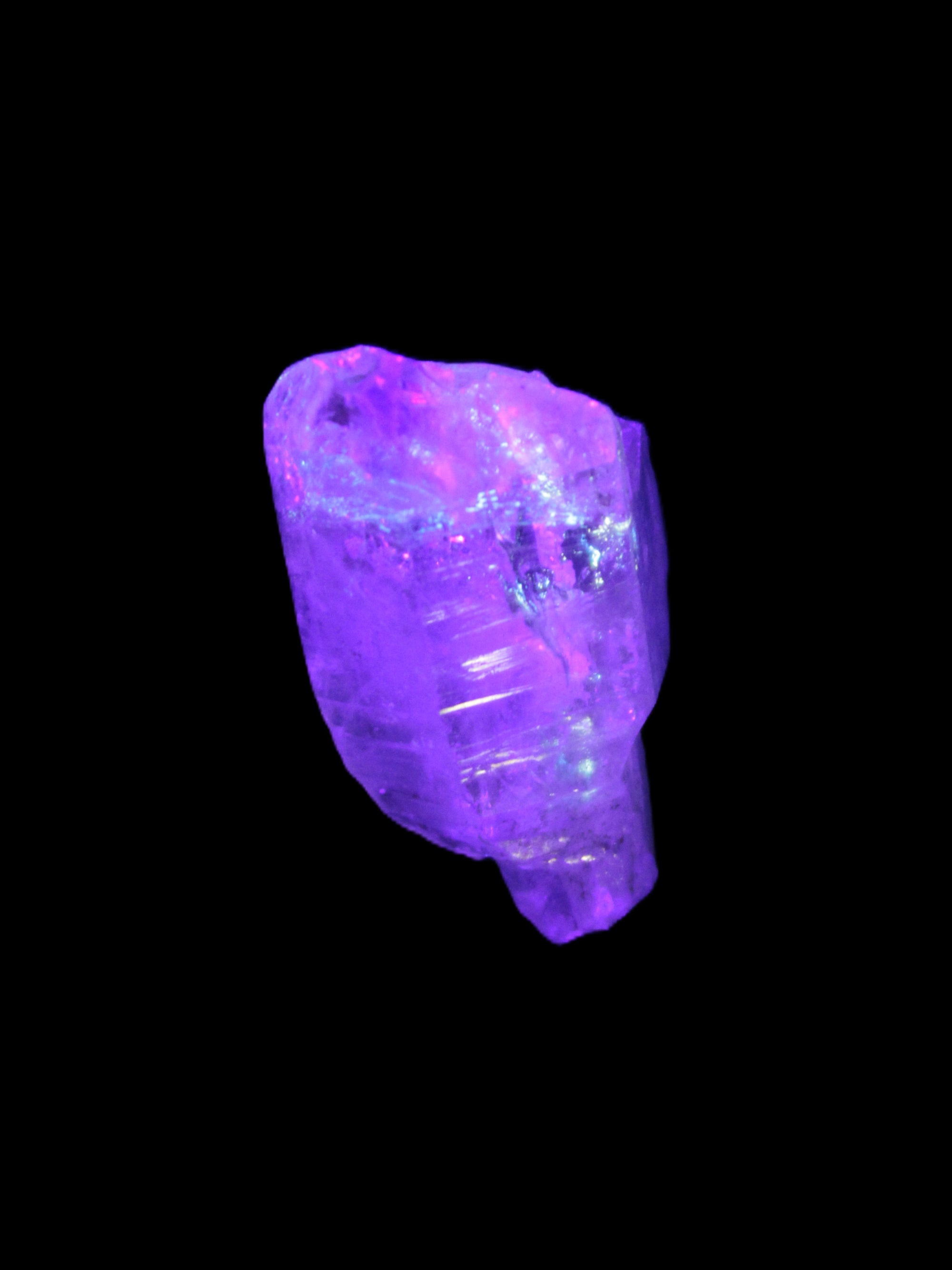 Fenster Crystal with hydrocarbons 34mm 11.6g in UV light