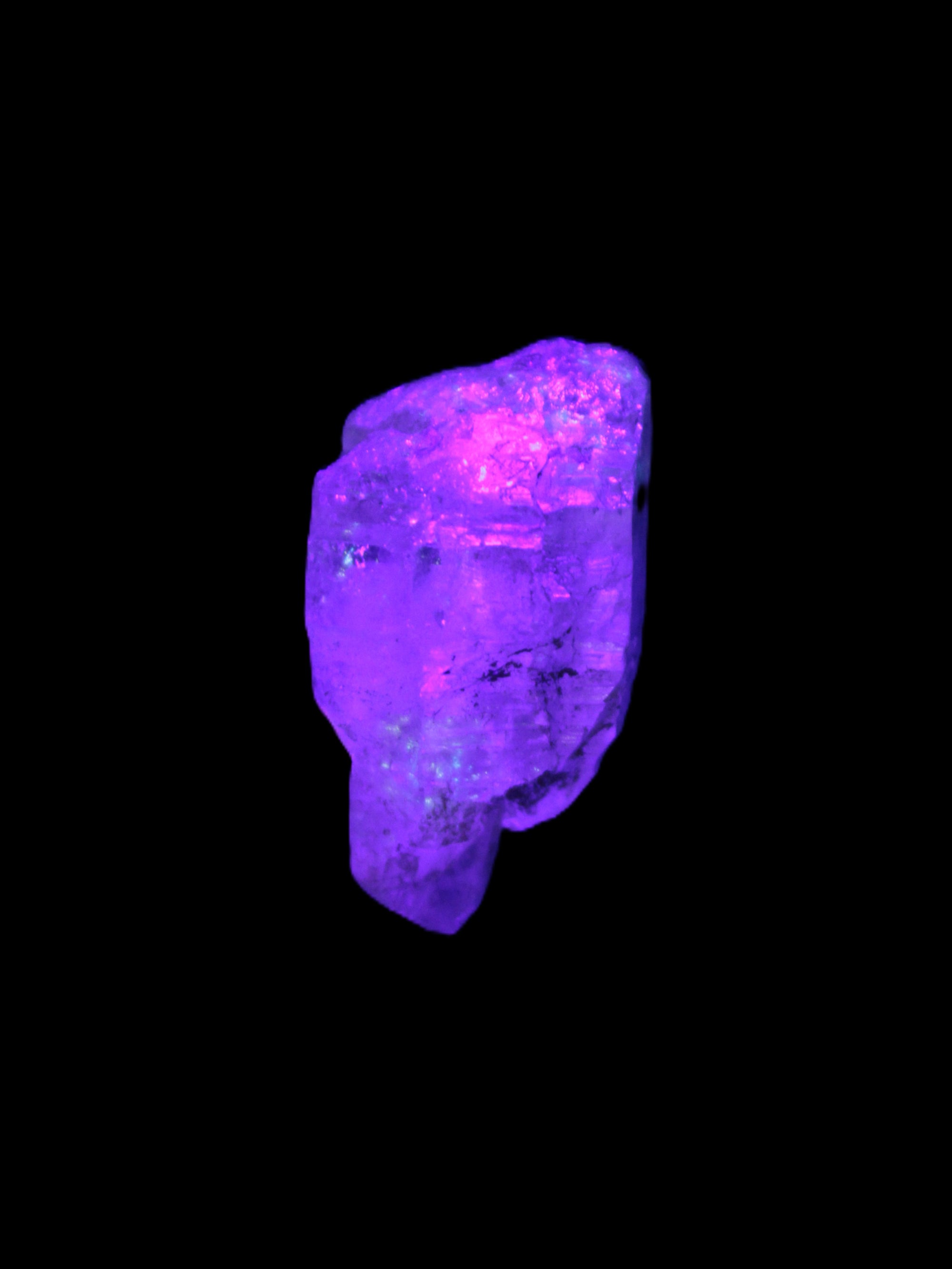 Fenster Crystal with hydrocarbons 34mm 11.6g in UV light
