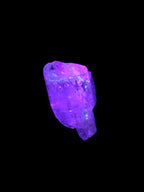 Fenster Crystal with hydrocarbons 34mm 11.6g in UV light