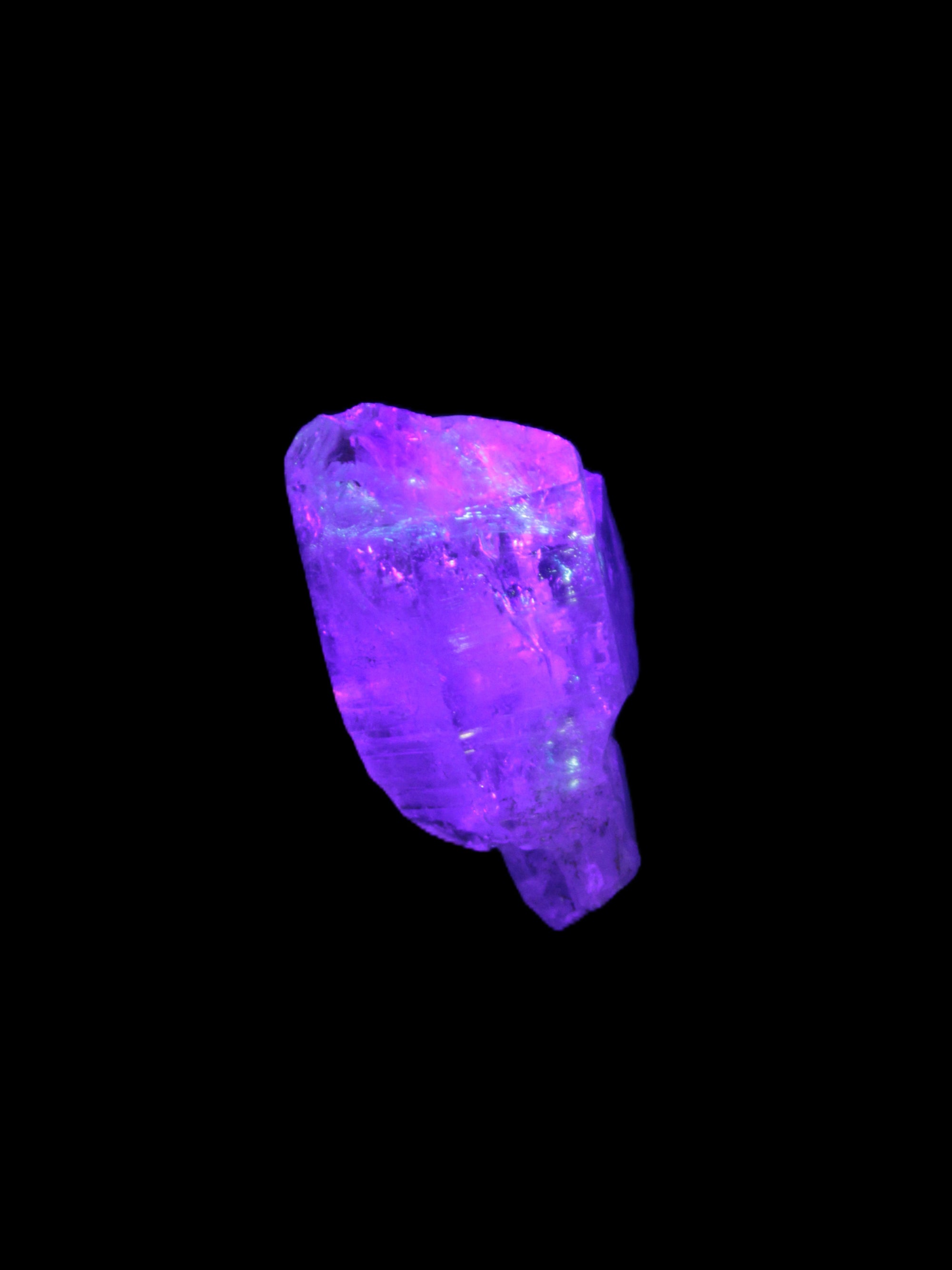 Fenster Crystal with hydrocarbons 34mm 11.6g in UV light