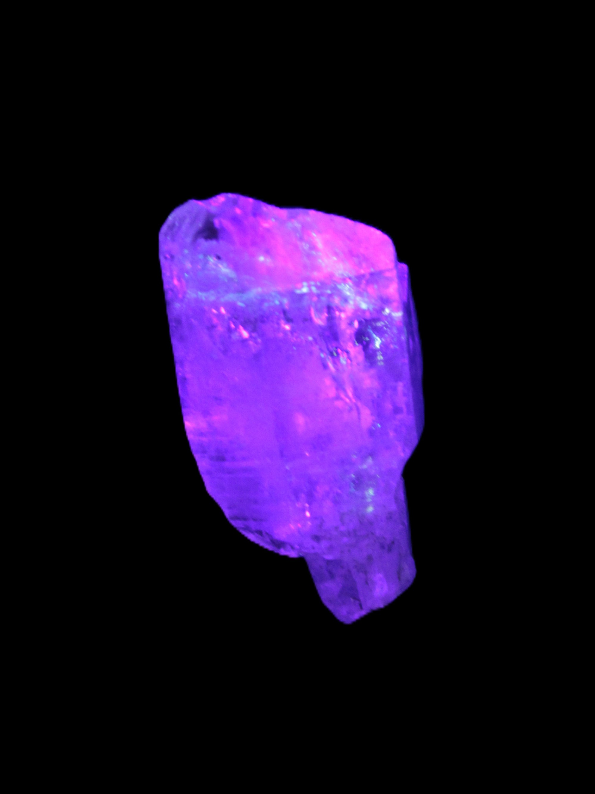 Fenster Crystal with hydrocarbons 34mm 11.6g in UV light