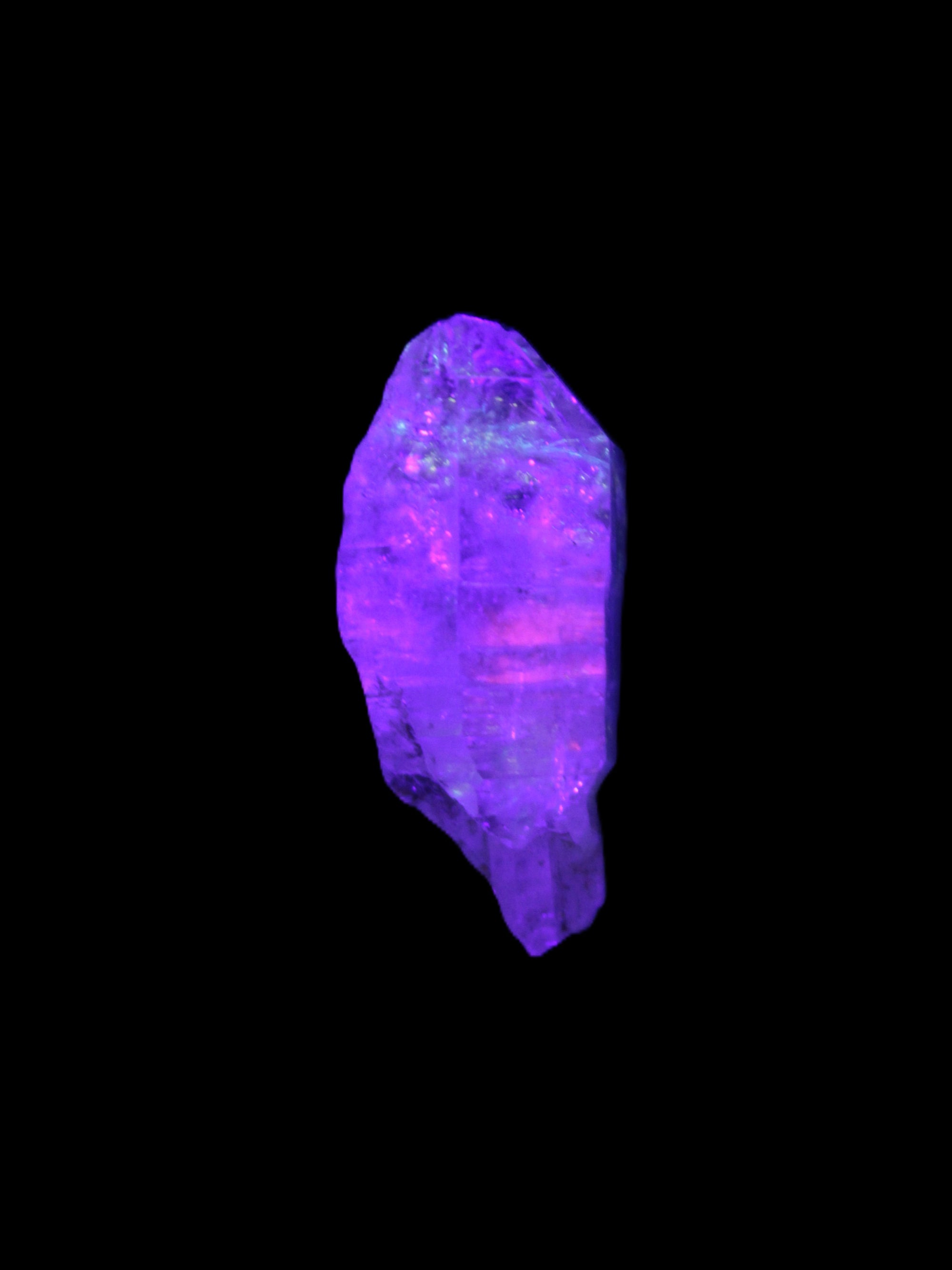 Fenster Crystal with hydrocarbons 34mm 11.6g in UV light