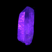 Fenster Crystal with hydrocarbons 35mm 10.0g in UV light