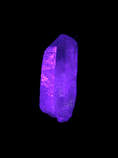 Fenster Crystal with hydrocarbons 35mm 10.0g in UV light