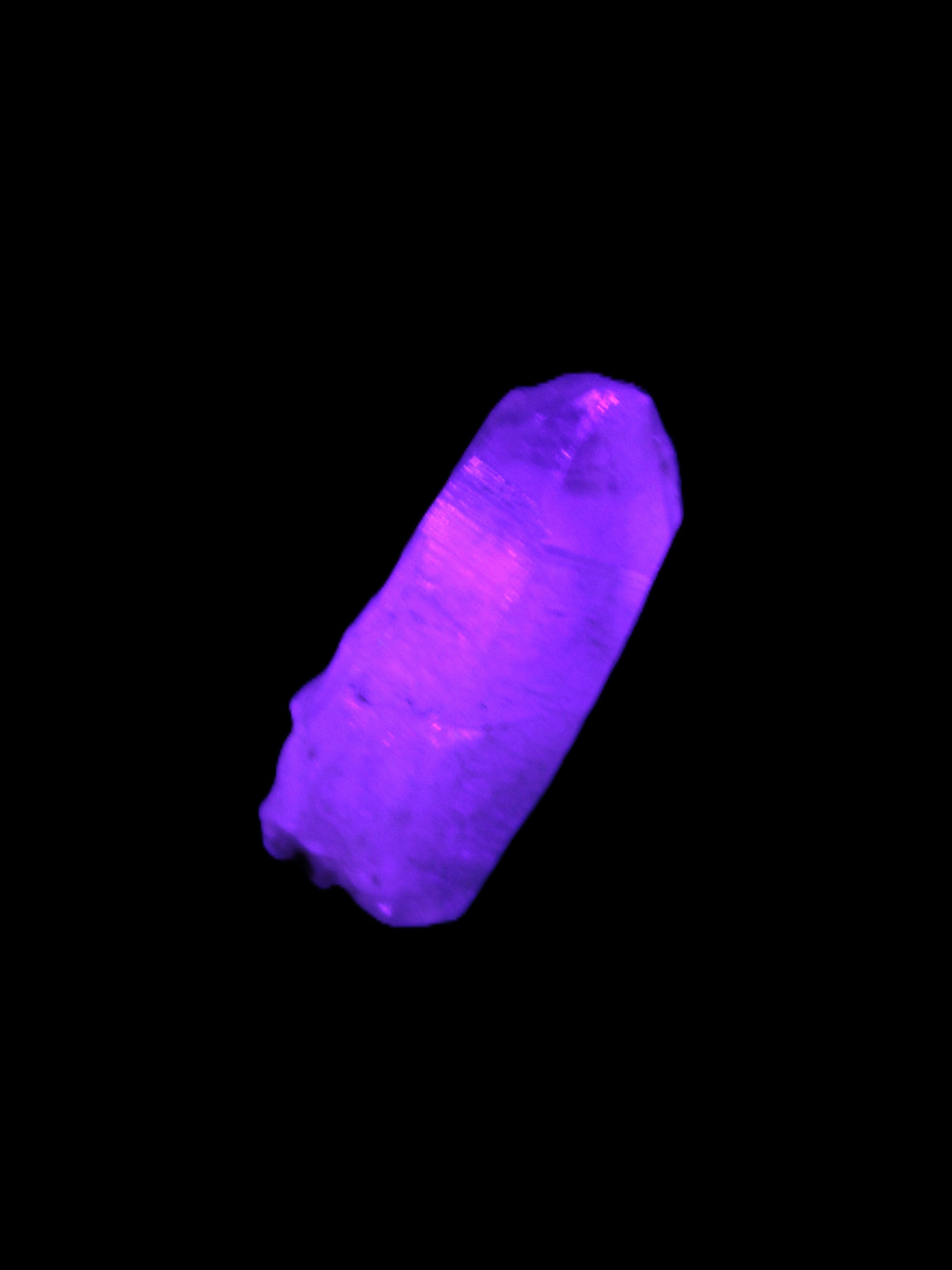 Fenster Crystal with hydrocarbons 35mm 10.0g in UV light