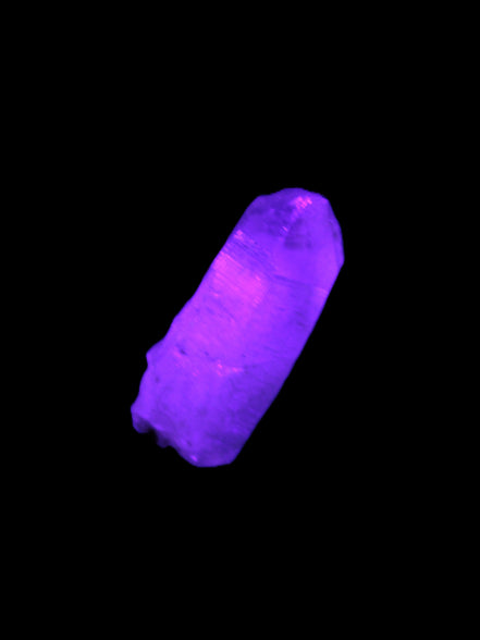 Fenster Crystal with hydrocarbons 35mm 10.0g in UV light