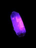 Fenster Crystal with hydrocarbons 35mm 10.0g in UV light