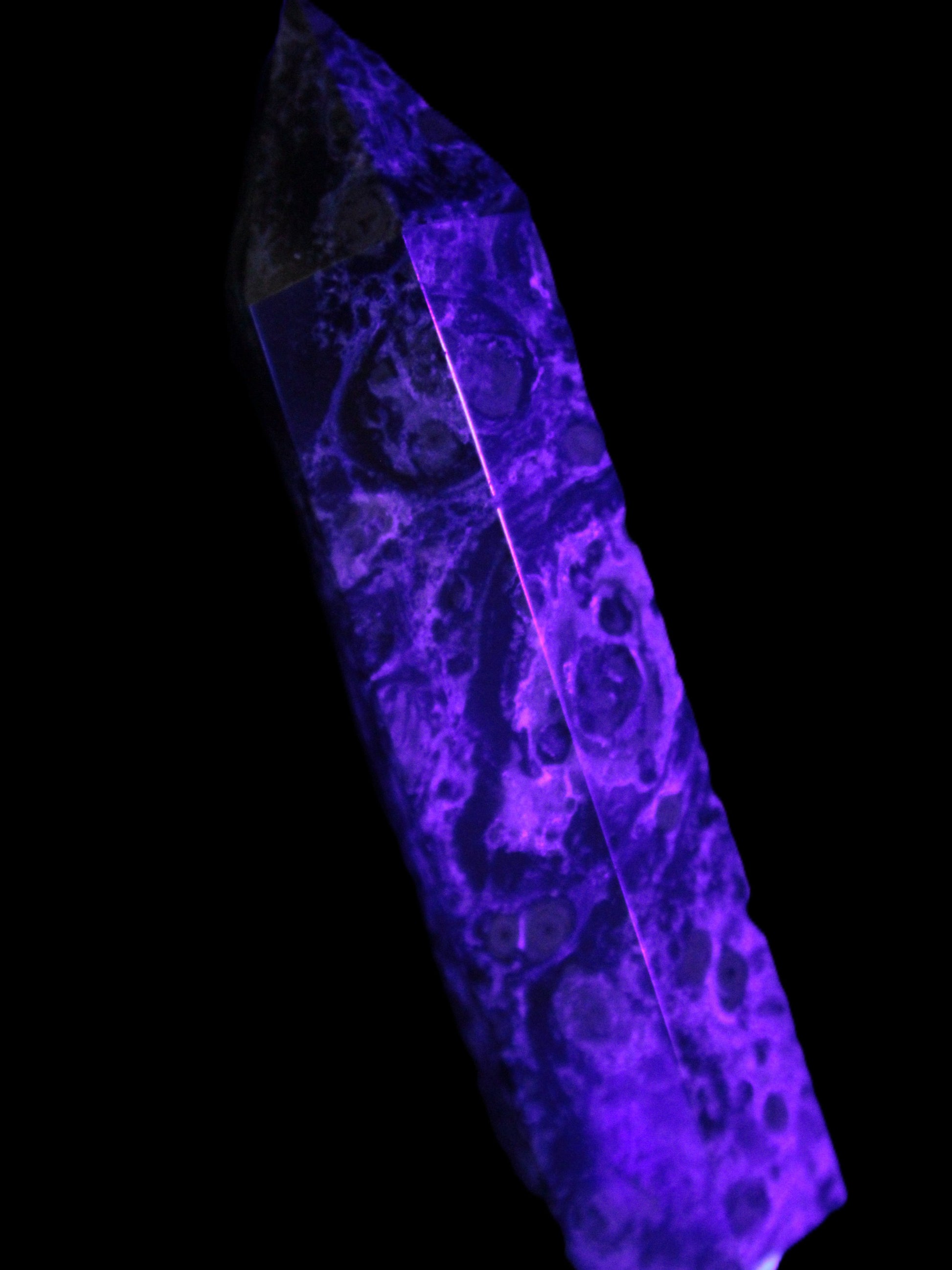 Kambaba Jasper wand 94mm 87g in UV light