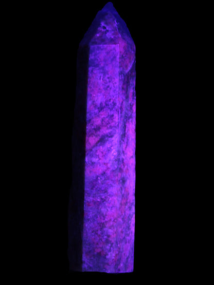 Plum Blossom Jade Rhodonite wand 93g in UV light