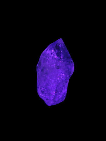 Fenster Crystal with hydrocarbons 19*35mm 10.0g in UV light