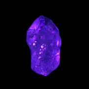 Fenster Crystal with hydrocarbons 19*35mm 10.0g in UV light