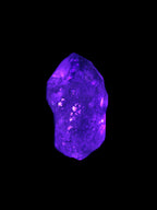 Fenster Crystal with hydrocarbons 19*35mm 10.0g in UV light