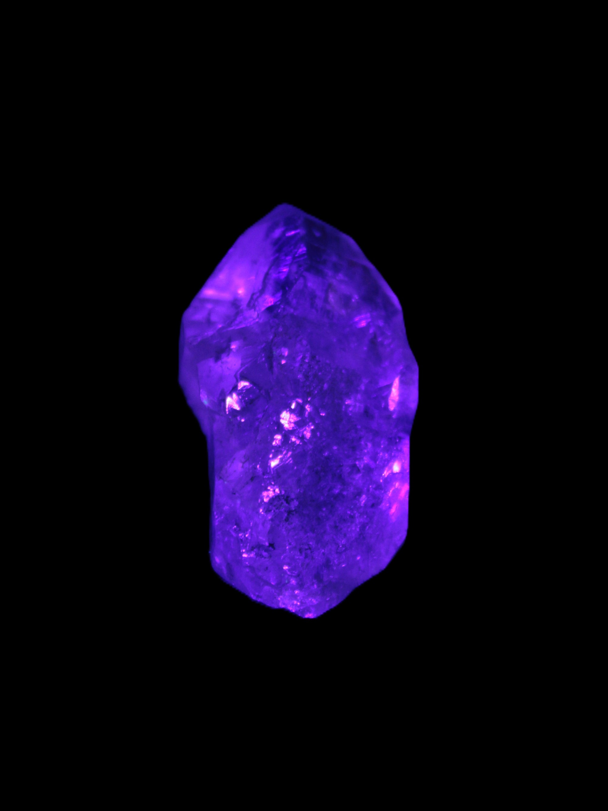 Fenster Crystal with hydrocarbons 19*35mm 10.0g in UV light