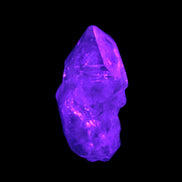 Fenster Crystal with hydrocarbons 19*35mm 10.0g in UV light