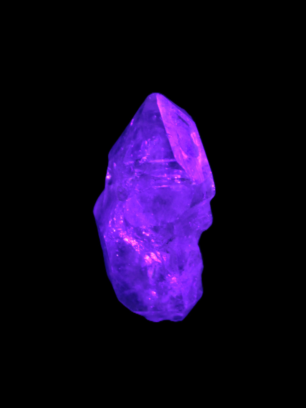 Fenster Crystal with hydrocarbons 19*35mm 10.0g in UV light