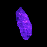 Fenster Crystal with hydrocarbons 19*35mm 10.0g in UV light