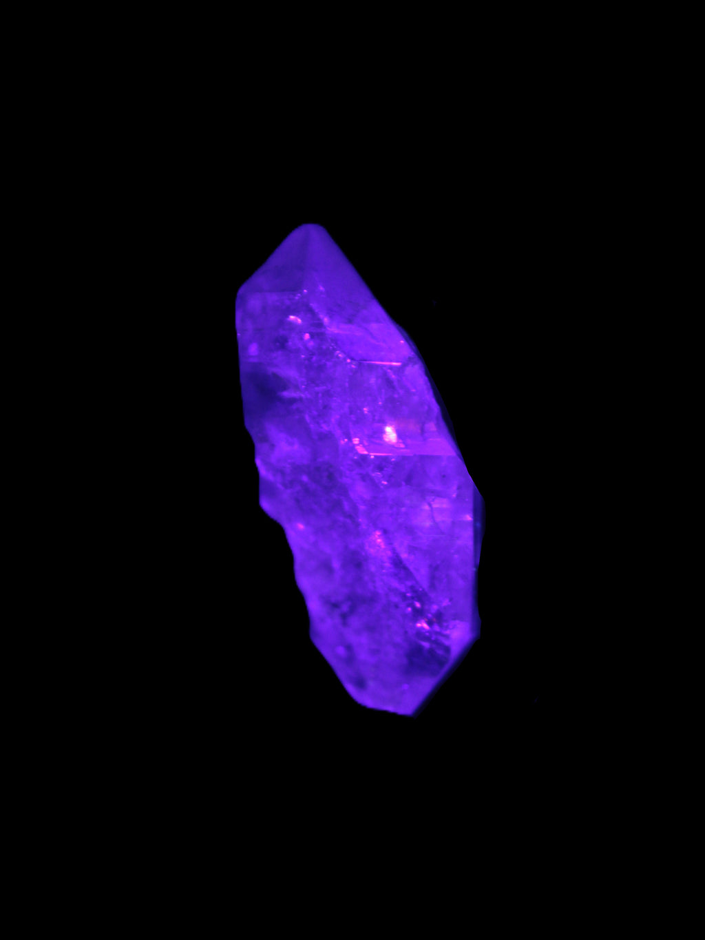 Fenster Crystal with hydrocarbons 19*35mm 10.0g in UV light