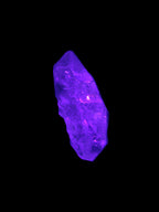 Fenster Crystal with hydrocarbons 19*35mm 10.0g in UV light