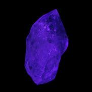 Fenster Crystal with hydrocarbons 19*35mm 10.0g in UV light