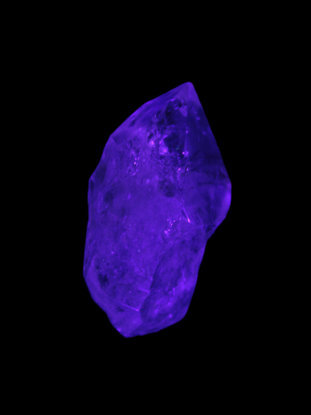 Fenster Crystal with hydrocarbons 19*35mm 10.0g in UV light