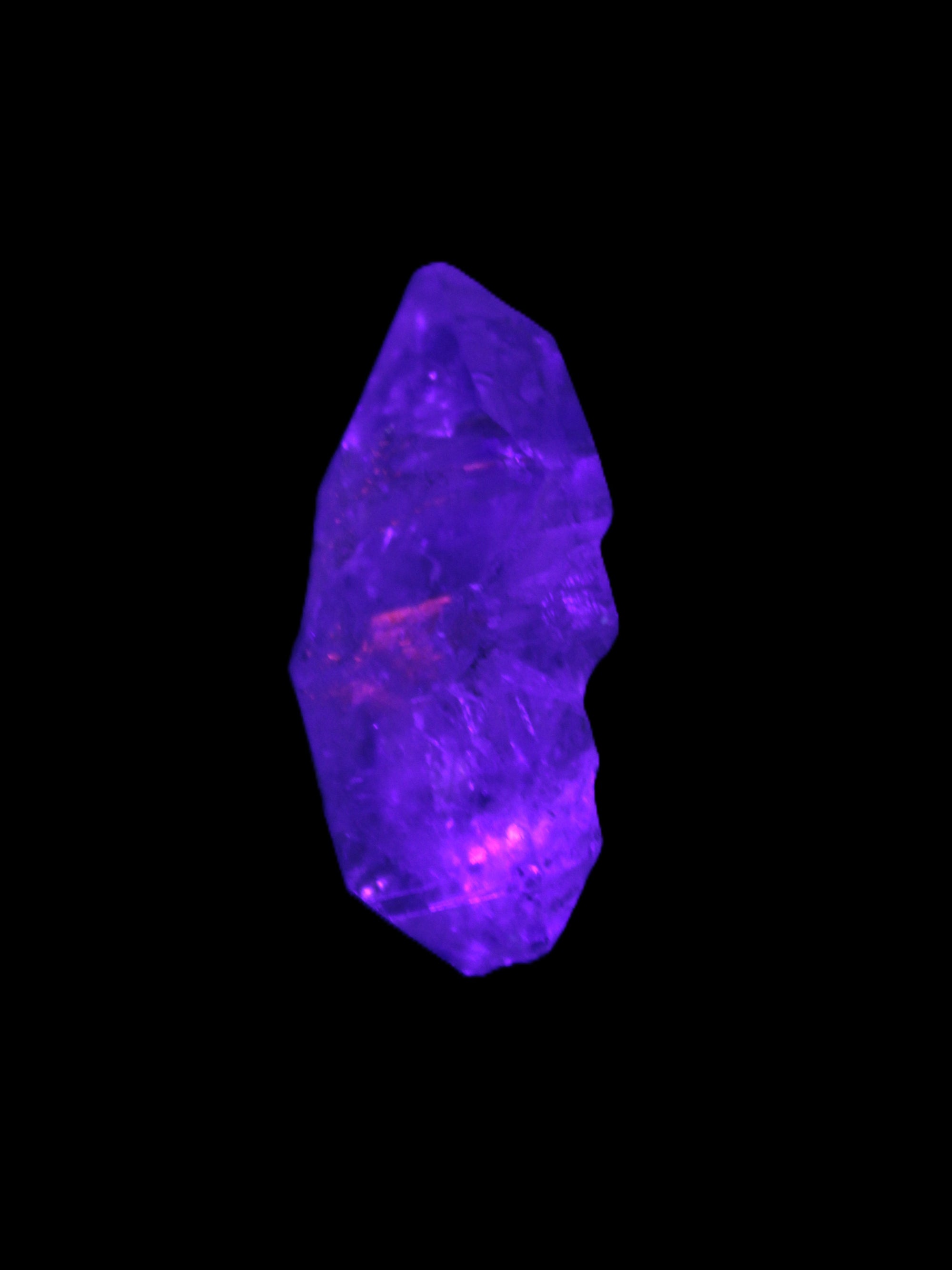 Fenster Crystal with hydrocarbons 19*35mm 10.0g in UV light