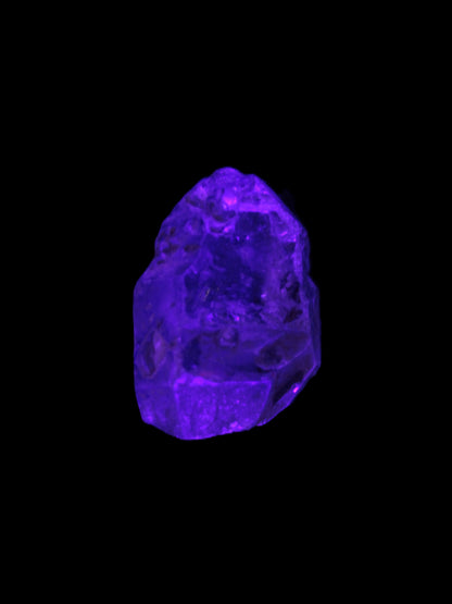 Fenster Crystal with hydrocarbons 20*12*17mm 9.4g in UV light