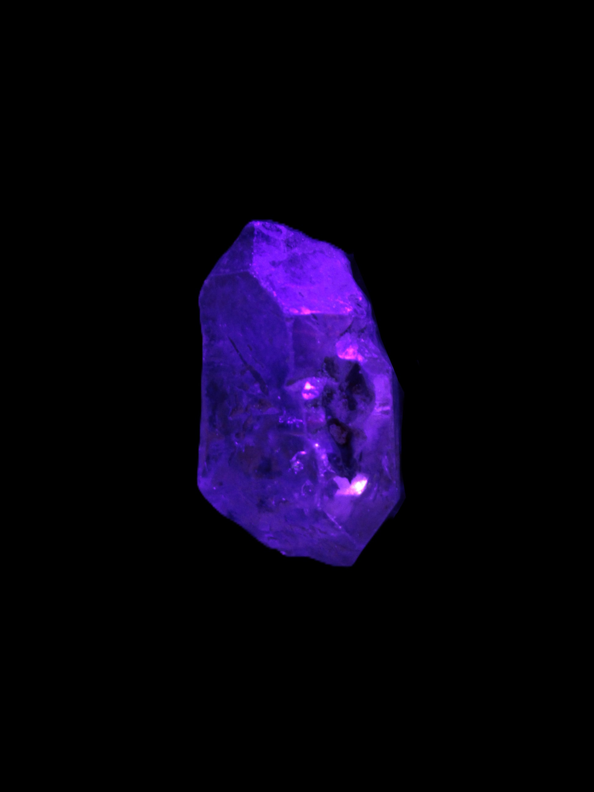 Fenster Crystal with hydrocarbons 20*12*17mm 9.4g in UV light