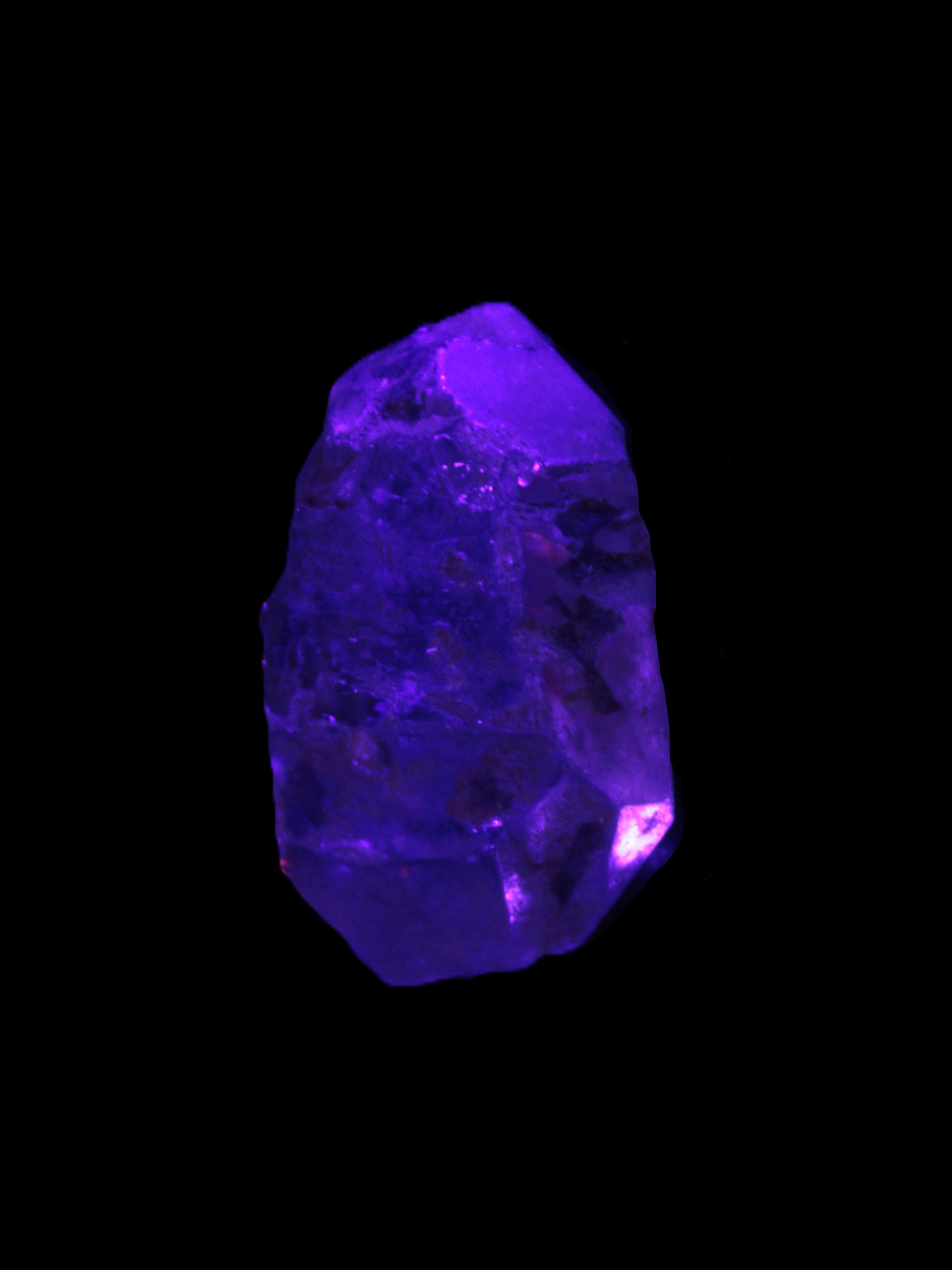 Fenster Crystal with hydrocarbons 20*12*17mm 9.4g in UV light