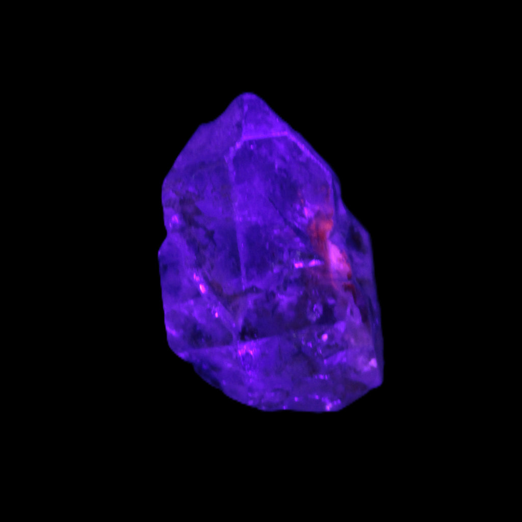 Fenster Crystal with hydrocarbons 20*12*17mm 9.4g in UV light