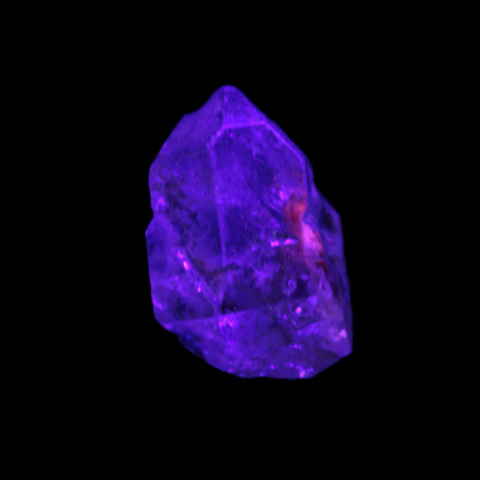 Fenster Crystal with hydrocarbons 20*12*17mm 9.4g in UV light