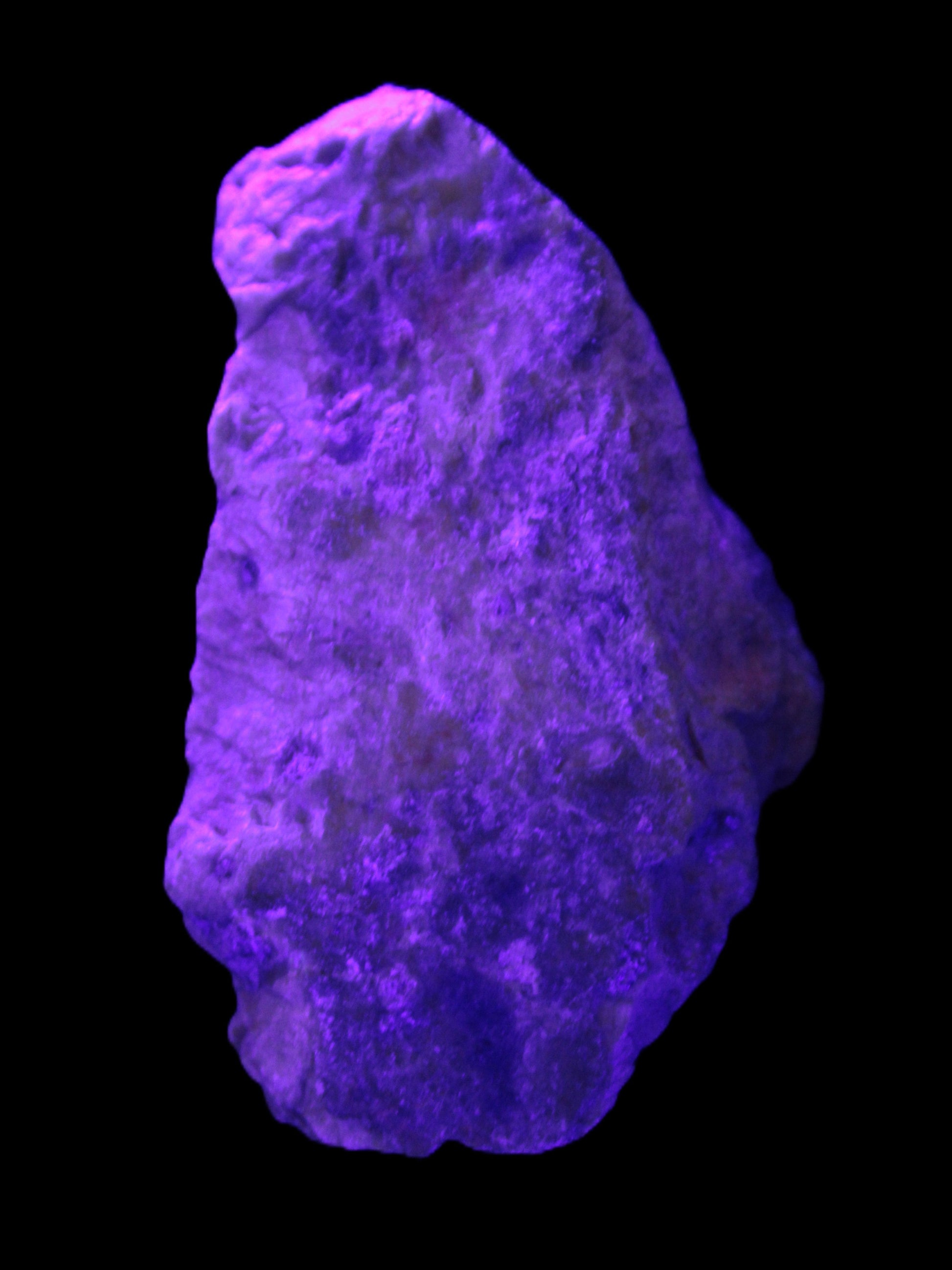 Atlantisite Stichtite 67*40*33mm 76g in UV light - Rocks and Things Store