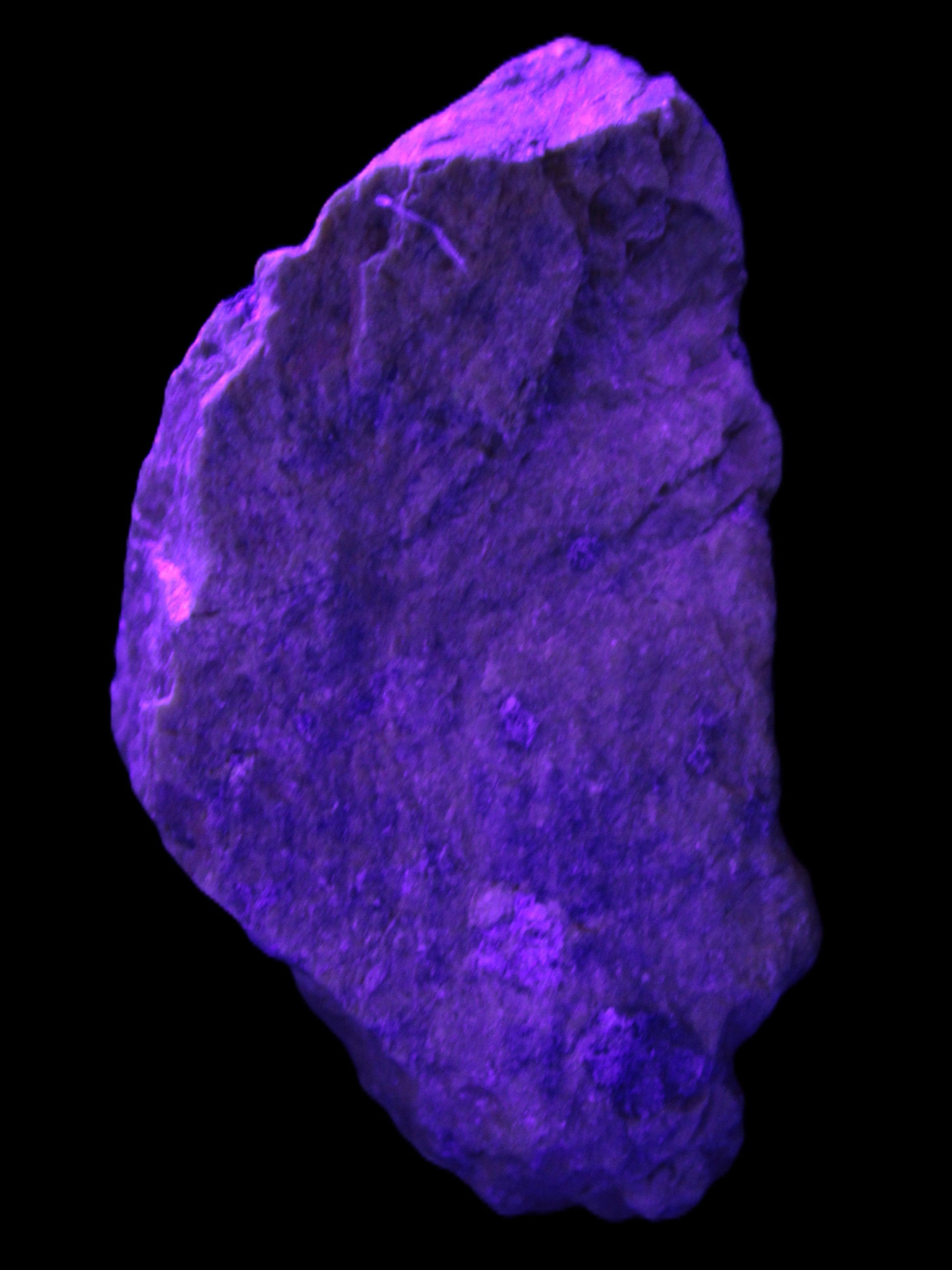 Atlantisite Stichtite 67*40*33mm 76g in UV light - Rocks and Things Store