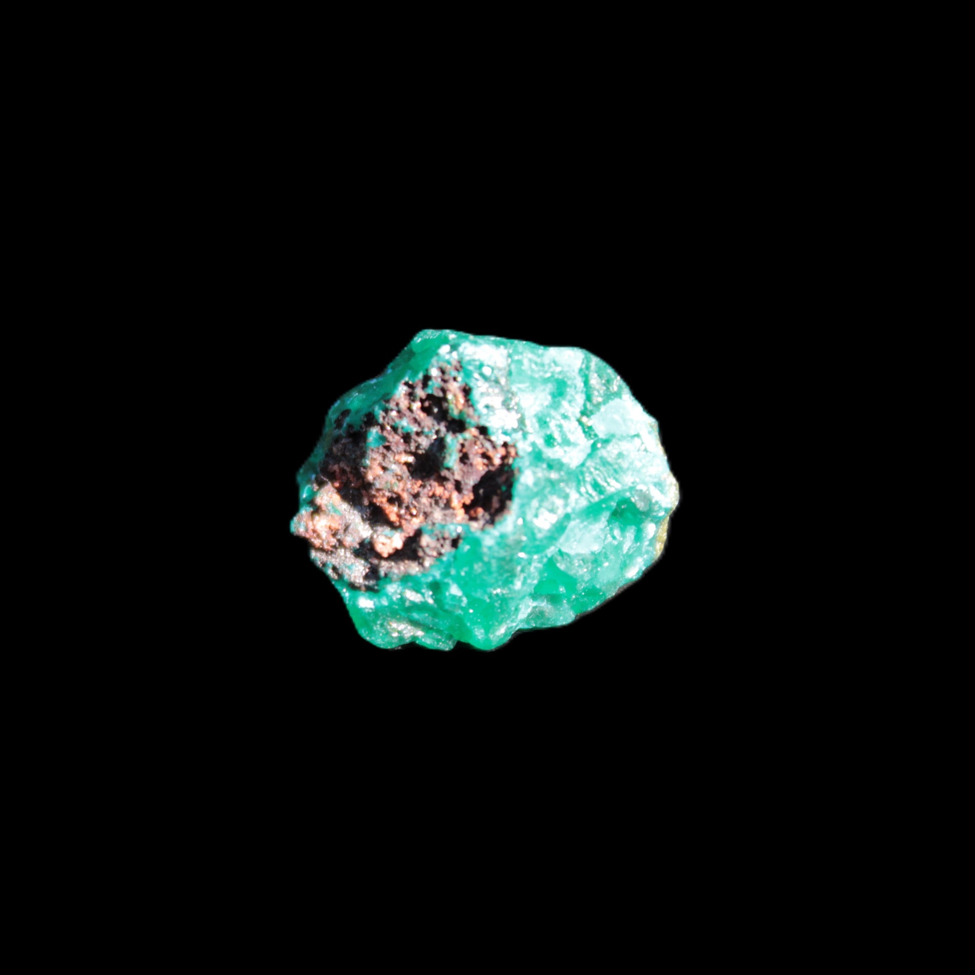 Green Dioptase specimen from the Congo 12*15*15mm 25ct 5.0g in bright sunshine