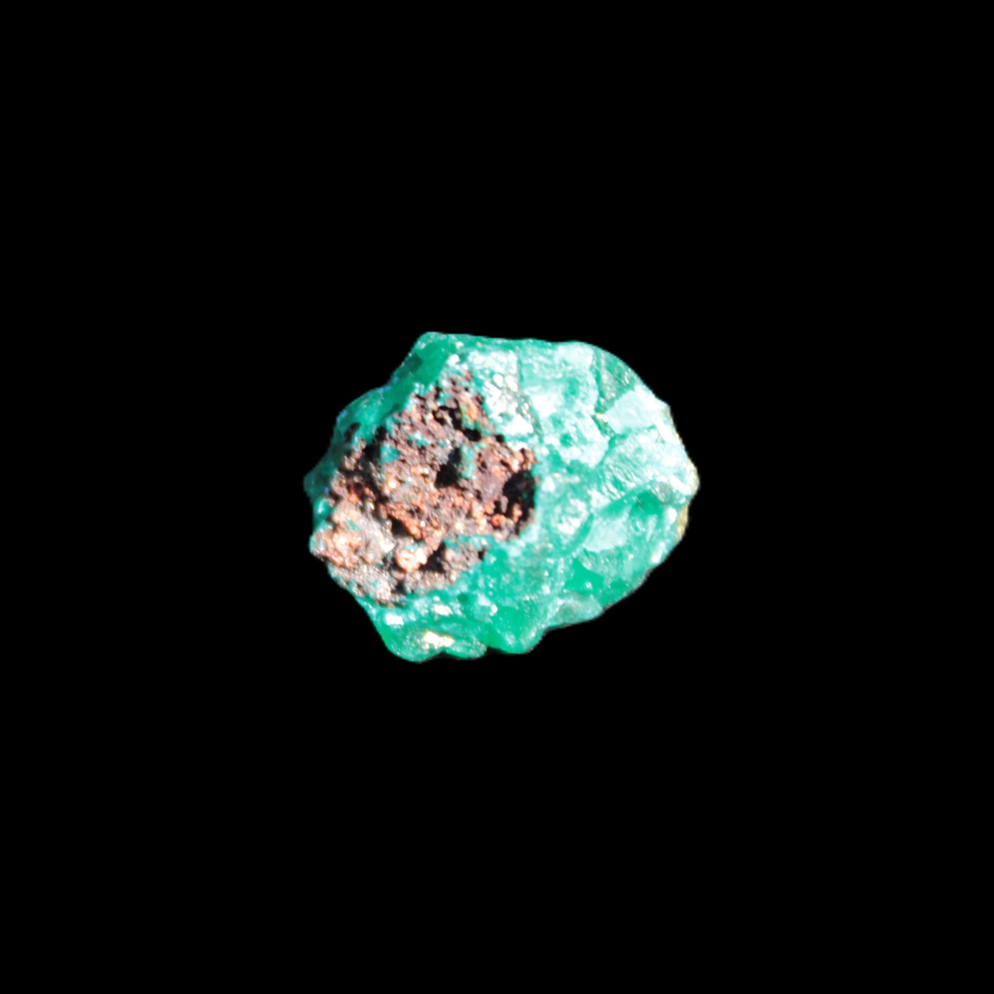 Green Dioptase specimen from the Congo 12*15*15mm 25ct 5.0g in bright sunshine