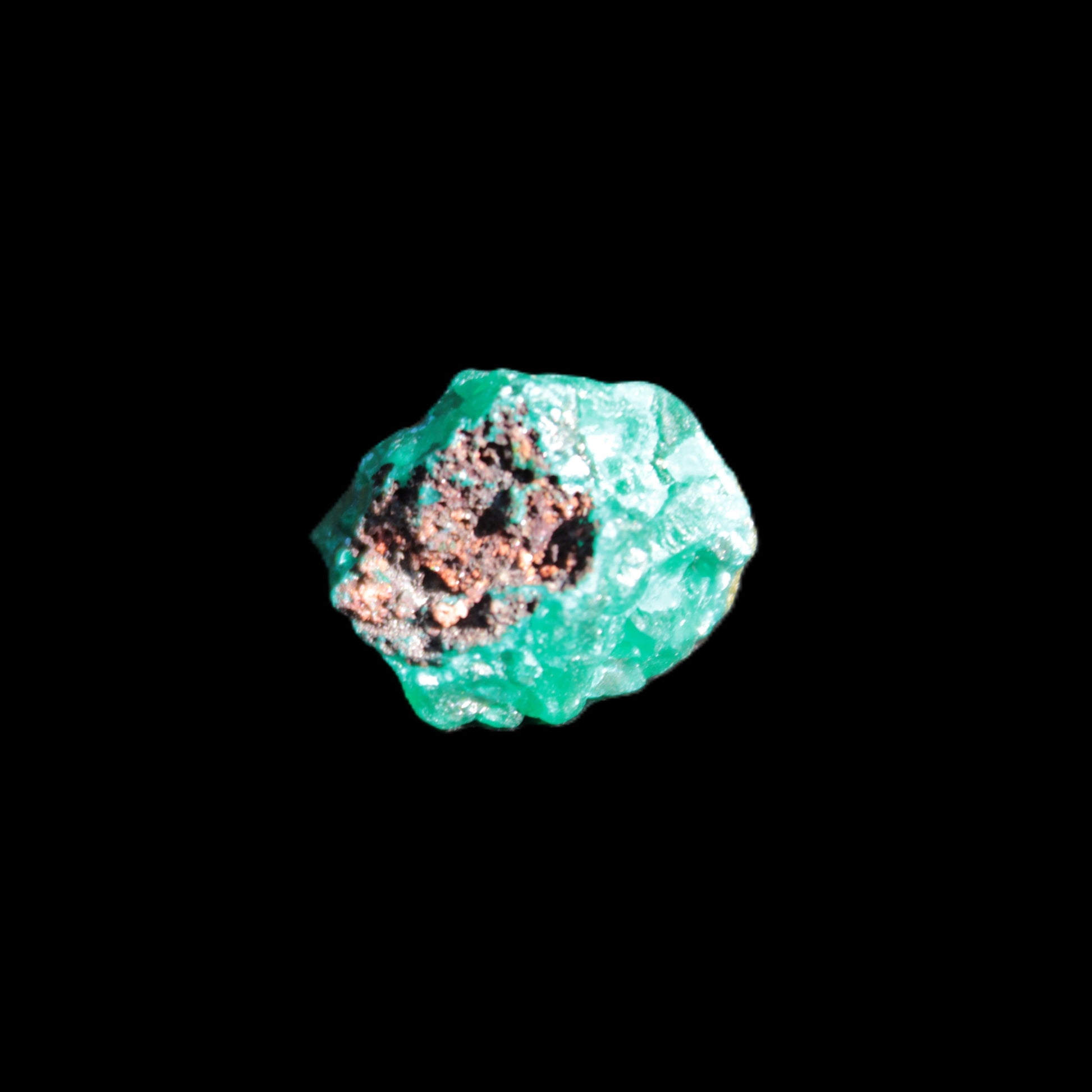 Green Dioptase specimen from the Congo 12*15*15mm 25ct 5.0g in bright sunshine
