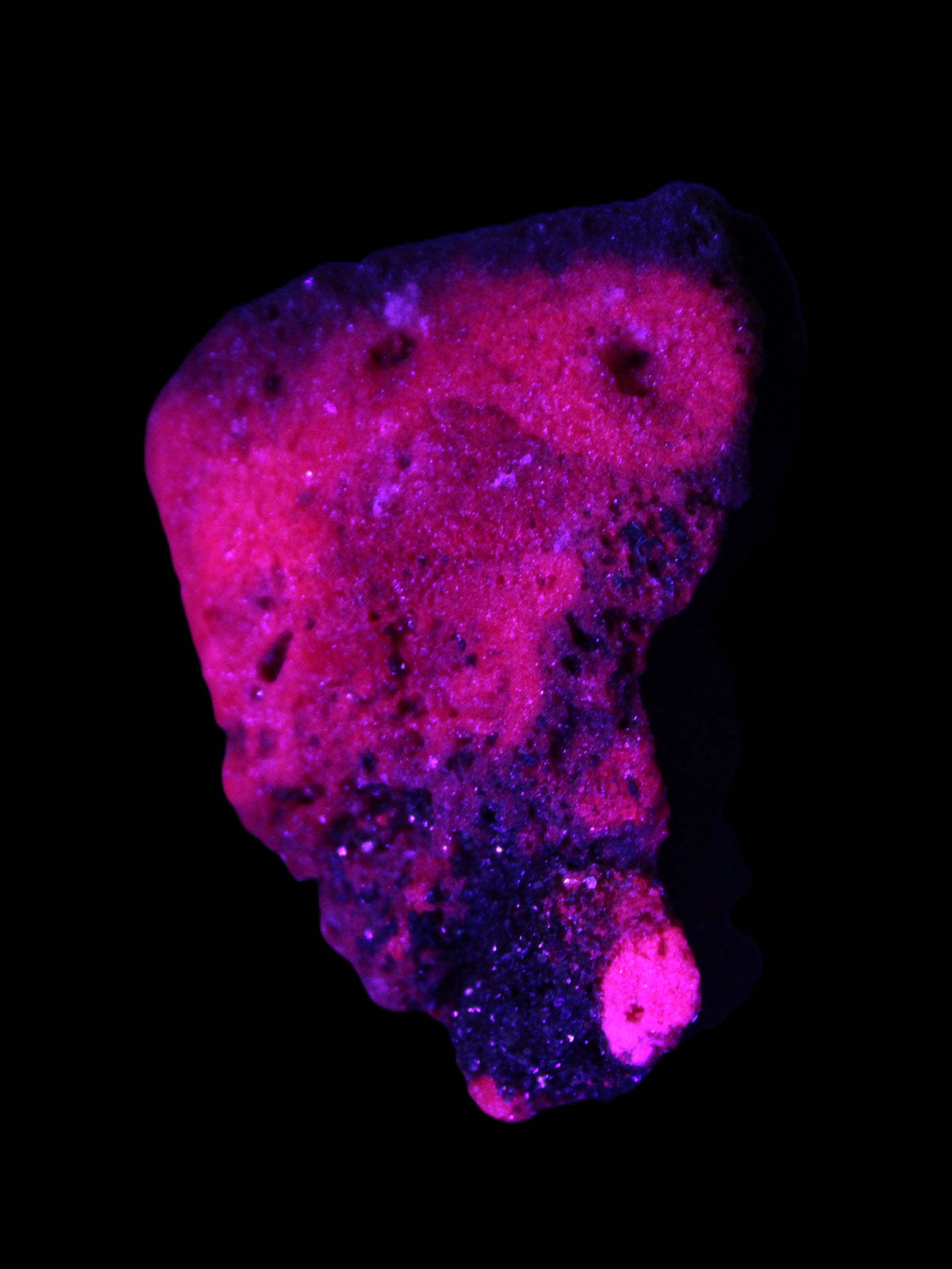 Ruby UV reactive cluster 50*39*11mm 52g in UV light