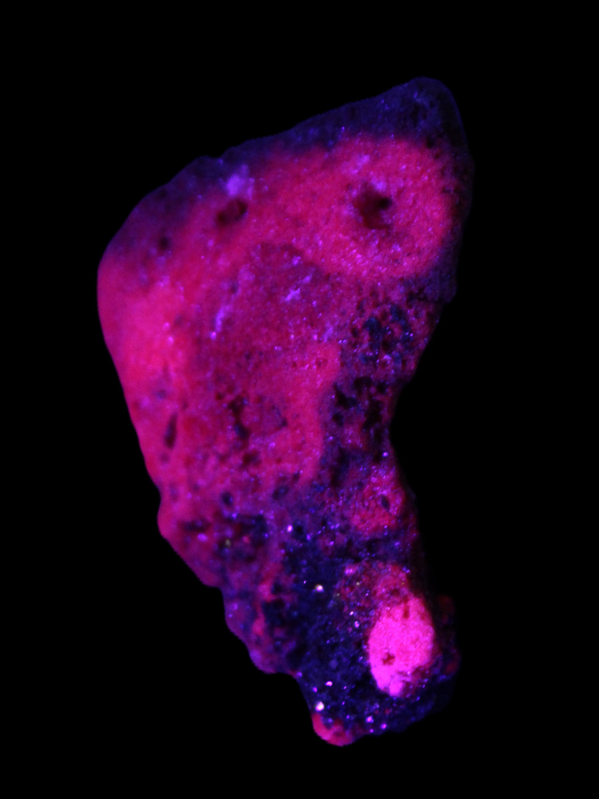 Ruby UV reactive cluster 50*39*11mm 52g in UV light