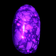Llanite Que Sera palm stone 52*17*35mm 55g in UV light