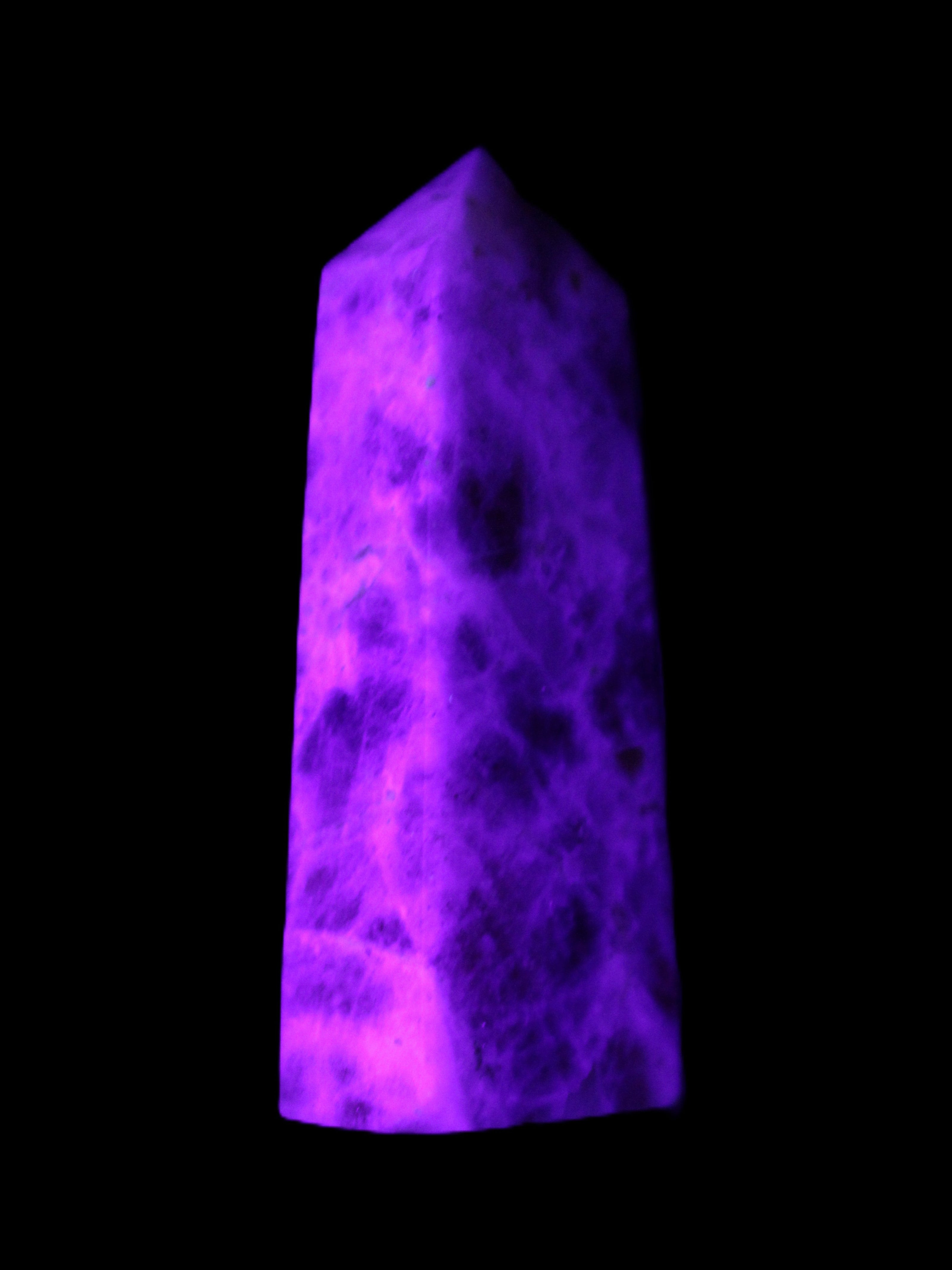 Arusha Quartz wand 67mm 49g in UV light