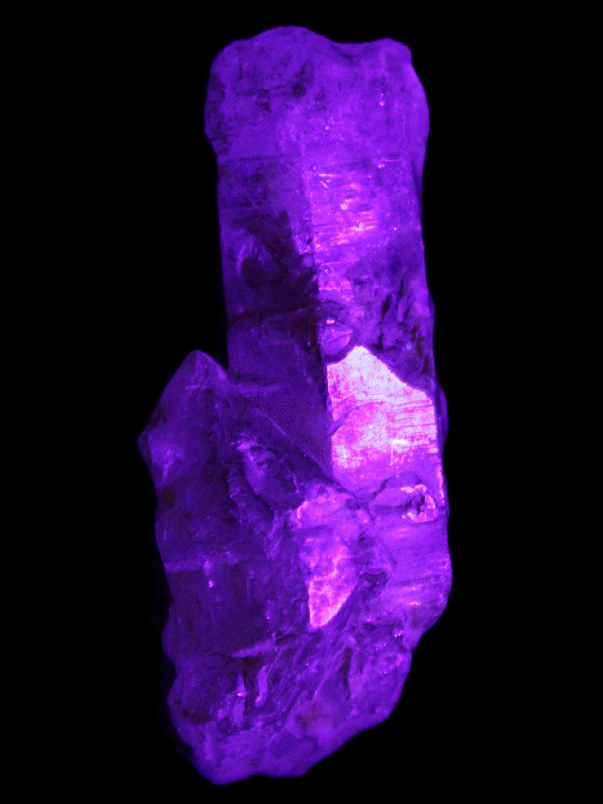 Fenster Golden Diamond Quartz with hydrocarbons & enhydros 33-50mm 10-14.3g in UV light - Rocks and Things Store